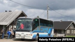 Tourist buses are a common sight in Kinerma.