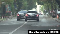 Інших автівок посадовців, які могли б перебувати на зустрічі президента Зеленського і міністра Авакова, журналісти тоді не помітили