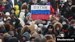 Protesters rally for Navalny's release in Perm on January 23.