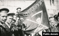 Моряки Кронштадта під час революційних заворушень 1917 року з прапором, що обіцяє «Смерть буржуям»