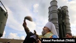 Митрополит Феодосійський і Керченський Платон благословляє протиповітряні системи S-400 розміщені в окупованому Криму, 2017 рік