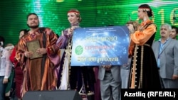 Добрыня Сатинга бүләк тапшыру