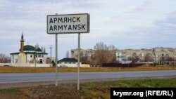 Дорожній покажчик при в'їзді в місто, архівне фото