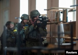 Українські військовослужбовці під час боїв в Іловайську. 26 серпня 2014 року