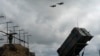 Cистема протиповітряної оборони Patriot на землі й літаки F-16 у небі, фото ілюстративне