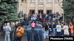 ARMENIA -- Supporters of Prime Minister Nikol Pashinian block the entrance to the Constitutional Court building in Yerevan, May 20, 2019.