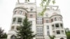 «Гарний краєвид, впливові сусіди»: кримська квартира дружини Зеленського