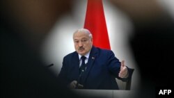 «Білорусь є ключовим інструментом для Росії в її схемі ухилення від санкцій, і російська й білоруська економіки інтегровані настільки, що воєнні зусилля Росії безпосередньо виграють від послаблення санкцій США щодо Білорусі»