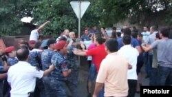 Բախում սարիթաղցիների և ոստիկանության միջև, 19-ը հուլիսի, 2016թ․