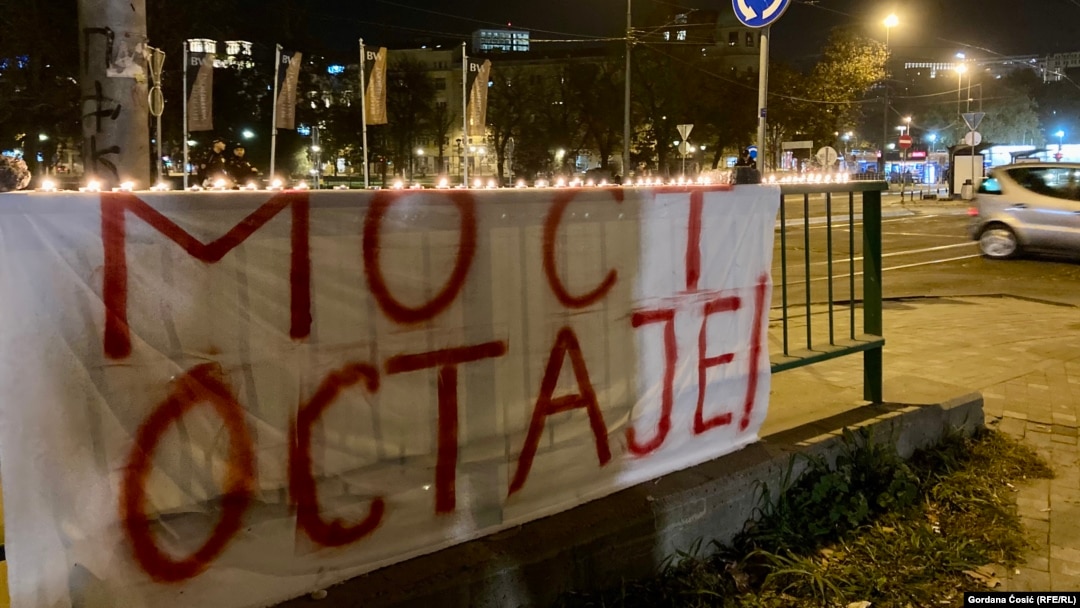 Poruka "Most ostaje" na protestu zbog najave uklanjanja Starog savskog mosta tokom kojeg su građani takođe palili sveće za nastradale u nesreći na Železničkoj stanici u Novom Sadu, Beograd, 1. novembar 2024.