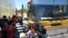 Казакстанда эмгек миграциясына кетип жаткан жарандардын тобу. 