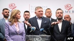 Роберт Фіцо (в центрі) виступає за повне припинення військової допомоги Києву
