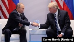 Рукостискання президентів США Дональда Трампа (п) та Росії Володимира Путіна під час зустрічі на саміті «Групи двадцяти» в Гамбурзі, 7 липня 2017 року