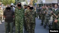 Проросійські бойовики провели Донецьком десятки захоплених у полон українських військових