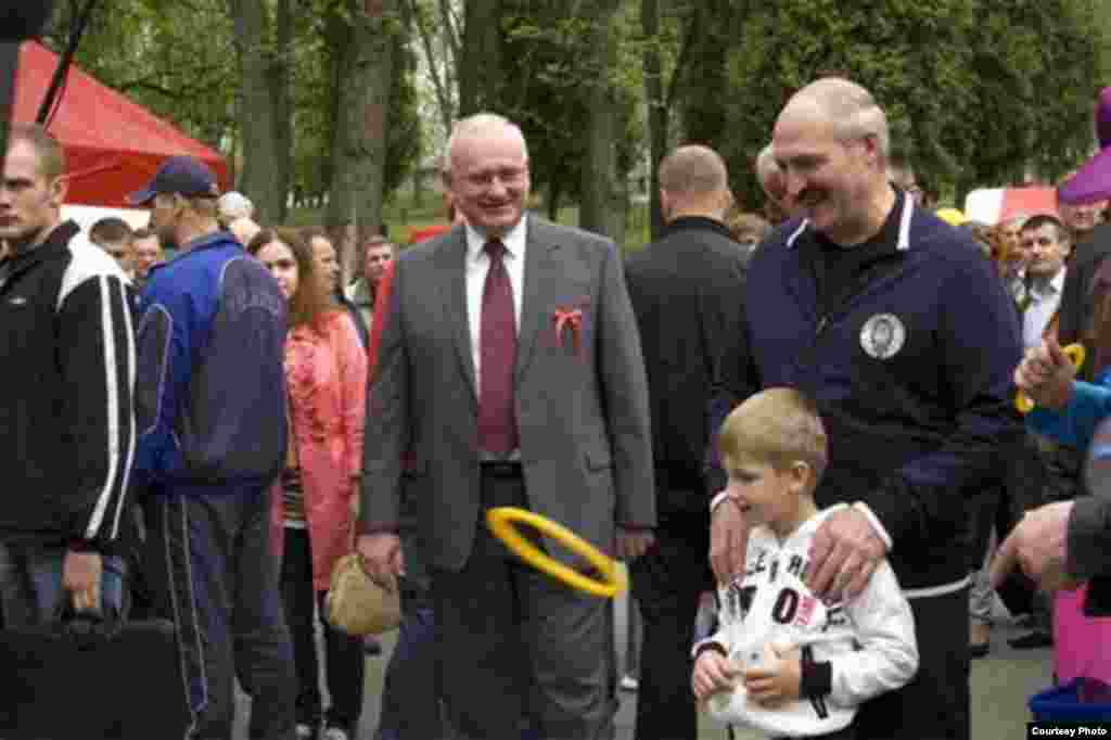 Лукашенко і Коля (з «айфоном») у парку Горького в Мінську, травень 2010 року