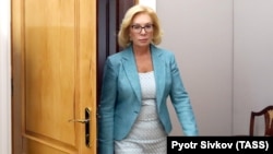 За словами Людмили Денісової, попри заяви російської сторони про надання допомоги Олександрові Шумкову, він продовжує скаржитися на стан свого здоров'я