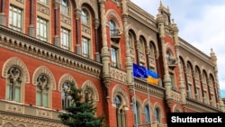 Національний банк України встановив опівдні довідкове значення курсу на рівні 24 гривні 69 копійок за долар