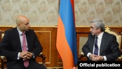 ՆԱՏՕ-ի հատուկ ներկայացուցիչ Ջեյմս Ապատուրային (ձ) ընդունել է Հայաստանի նախագահ Սերժ Սարգսյանը: 