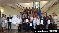 Урачыстае ўручэньне сэртыфікатаў на веданьне ўкраінскай мовы. Выпускнікі курсаў украінскай мовы ў Менску з амбасадарам Украіны Ігарам Кізімам. 8 чэрвеня 2018 году