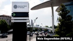 Ближе к вечеру Нацбанк произвел очередную корректировку курса лари, почти сровняв его с курсом биржи Bloomberg