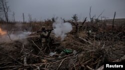 Військовослужбовець 24-ї окремої механізованої бригади імені короля Данила стріляє з гранатомета РПГ-7 під час навчань в Донецькій області, Україна, 29 листопада 2024 року