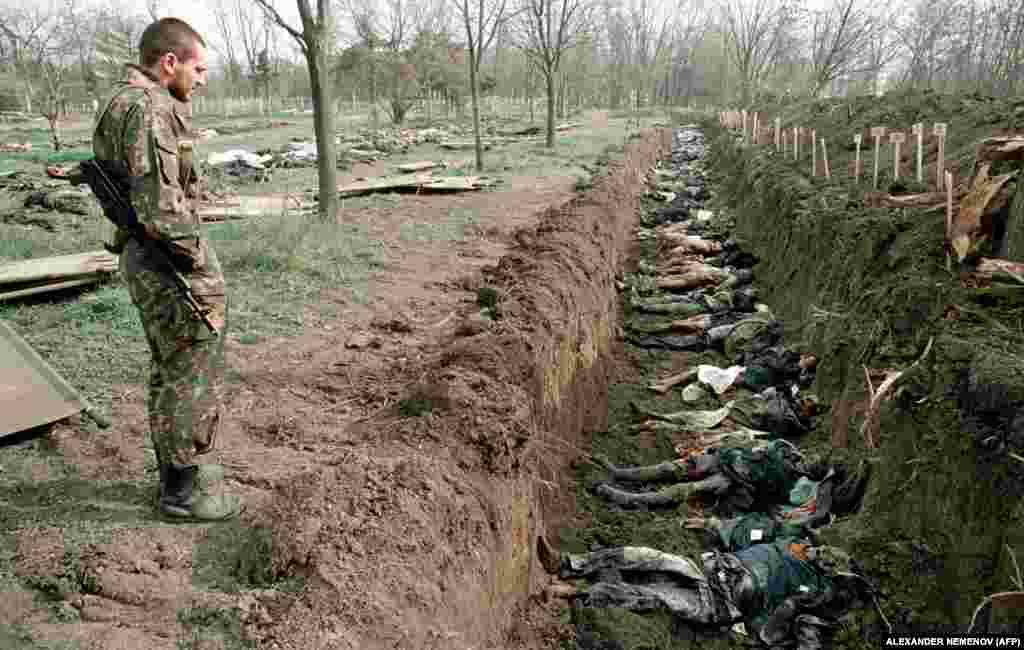 К 31 марту 1995 года накопилось огромное количество неопознанных останков людей, убитых во время зимних бомбежек и боестолкновений. Некоторые были наспех захоронены в общей могиле на кладбище в Грозном. В республике все еще остаются массовые захоронения на окраинах различных сел, где располагались воинские части. По приказу из Москвы, их запрещено раскрывать. 