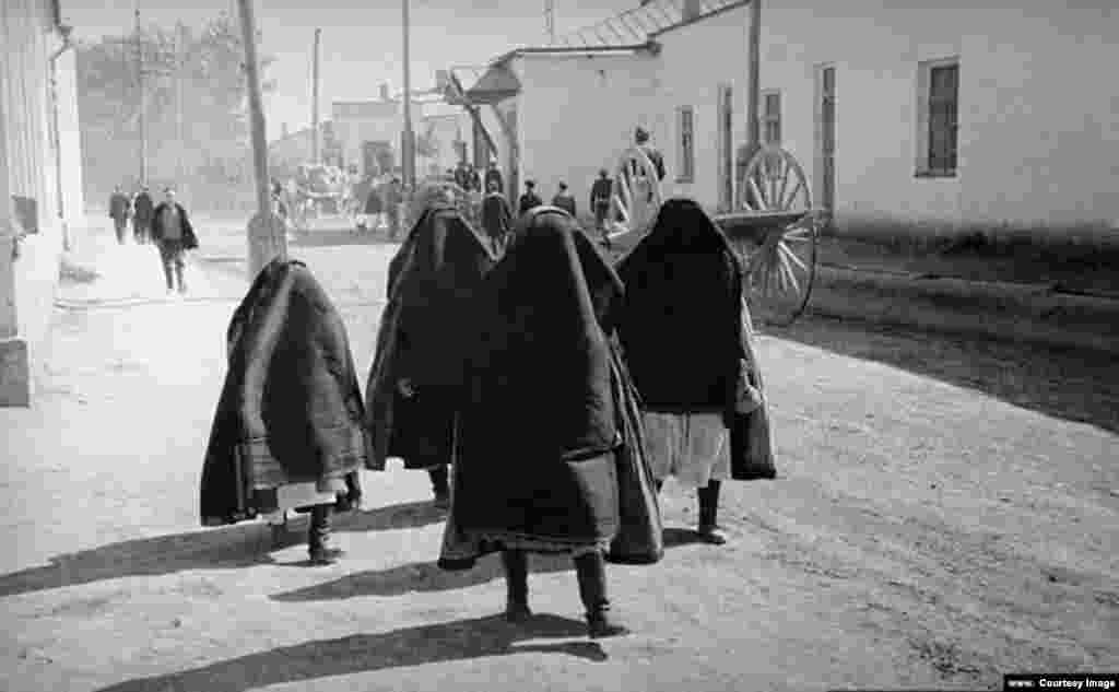 Women in burqas in the early Soviet years of the Uzbek Soviet Socialist Republic. Penson’s early photographs show women in full burqas during the early Soviet years, which later disappeared from the streets.