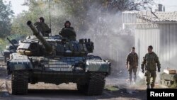 Танк российских гибридных сил на улице Донецка осенью 2014 года