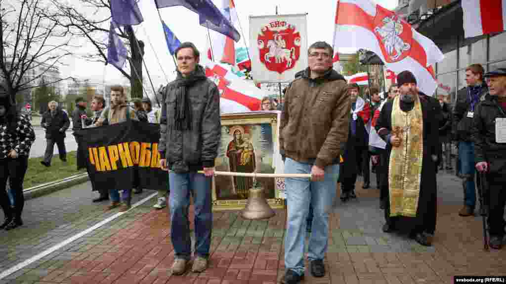 Наперадзе калёны нясуць ікону "Маці божай ахвяраў Чарнобыля"