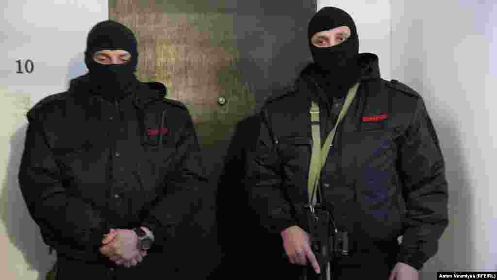 Як повідомив у Facebook кримчанин Осман Арифм, до квартири кримського адвоката прибули «люди з автоматами, в масках, без розпізнавальних знаків»