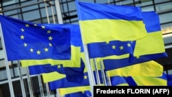 ЄС має спосіб обійти це, попросивши кожен з урядів блоку створити власний пакет допомоги Києву, кажуть джерела Reuters 