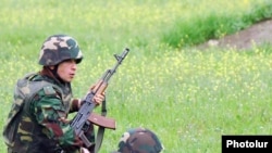 Военнослужащие Армии обороны Нагорного Карабаха во время учений 