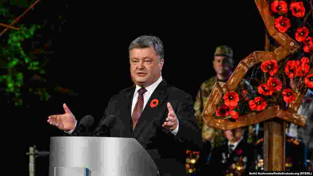 Петро Порошенко: «Хижа й ненажерлива імперія знову не рахується з державними кордонами і прагне розширити свій так званий життєвий простір. Україна знову дає відсіч, – хіба що з тією різницею, що ворог прийшов не з Заходу, а зі Сходу»
