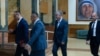 Deputetë të Listës Serbe, përfshirë kryetarin Zllatan Ellek, duke shkuar në seancën konstituive të Kuvendit të Kosovës. Prill 2025.