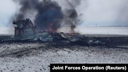 Оприлюднене пресслужбою ООС фото, на якому, як стверджують, залишки штурмового літака ВПС Росії в полі біля міста Волновахи на Донеччині, 4 березня 2022 року 