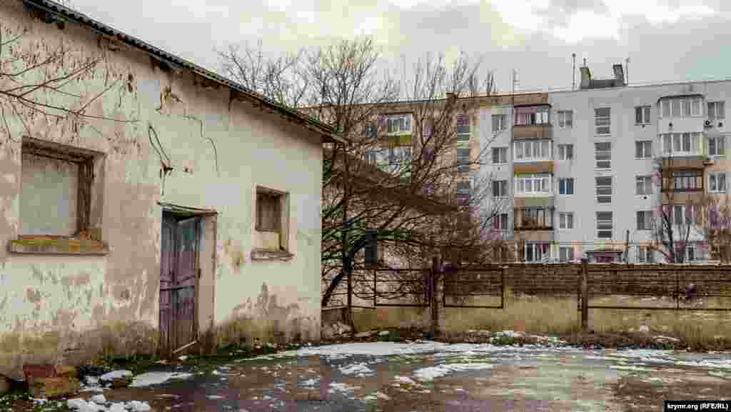 Як і корівник із загоном для худоби ледь не під вікнами сільської п'ятиповерхівки. У ній живуть сім'ї колишніх та нинішніх працівників і педагогів аграрного коледжу, а також колишнього радгоспу