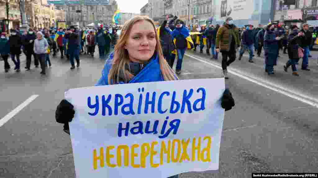 Учасники маршу тримали в руках плакати з написами Say NO to PUTIN, UKRAINIANS WILL RESIST, «Донецьк – це Україна» та інші