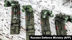 Кадр із відео Міноборони Росії, у якому показано, як бойові екіпажі ЗРК С-400 заступають на бойове чергування під час спільних навчань збройних сил Росії та Білорусі. 9 лютого 2022 року