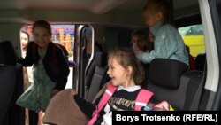Діти їдуть зі школи додому