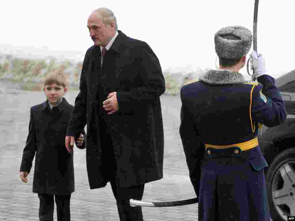 Лукашенко і Коля прибувають на інавгурацію президента в Палаці Республіки в Мінську, 21 січня 2011 року