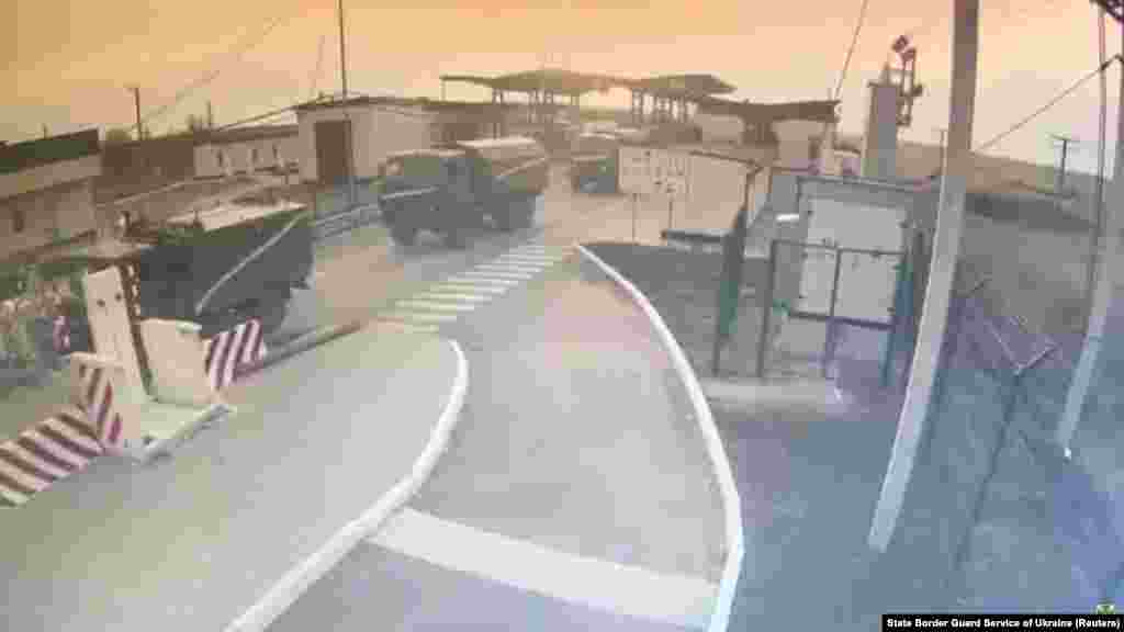 A video screen grab shows military vehicles crossing into Ukraine&#39;s Kherson Oblast from Crimea through the Kalanchak border control point.
