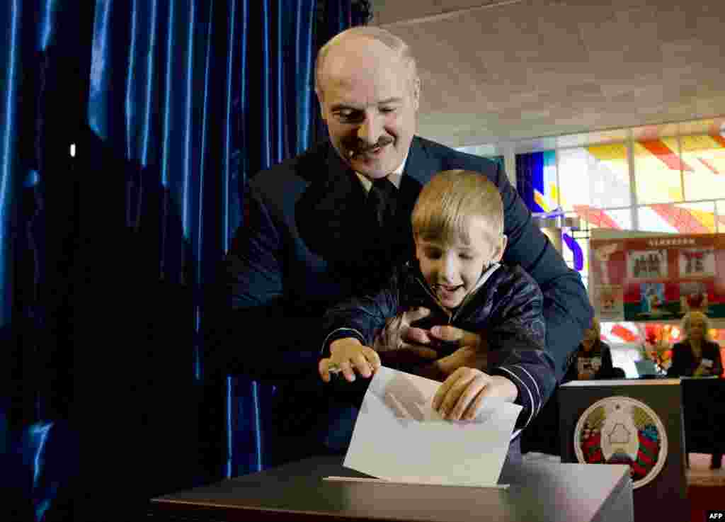 Лукашенко і Коля голосують на дільниці в Мінську, вересень 2008 року