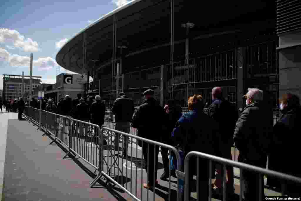 Черга в центр вакцинації в Парижі, який відкрили на стадіоні Stade de France 