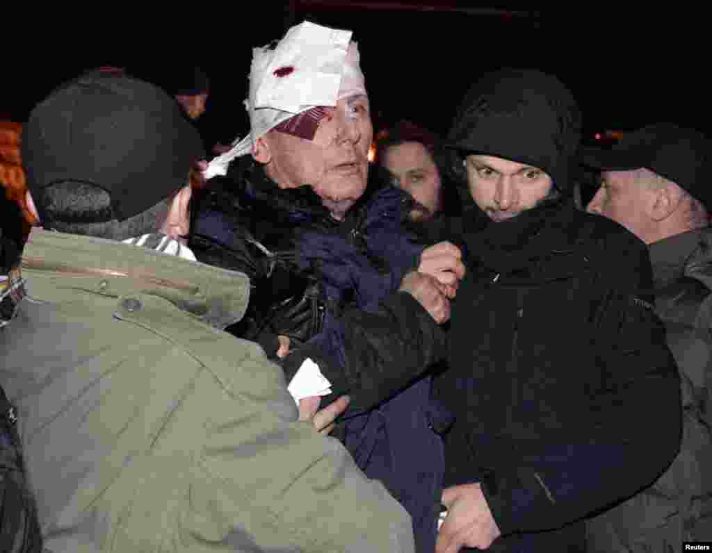 Політика Юрія Луценка поранили бійці &laquo;Беркута&raquo; біля Святошинського райвідділу міліції в Києві, 11 січня 2013 року.
