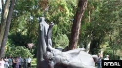 На набережной Сухума в День освобождения города был открыт памятник махаджирам, автором которого стал абхазский художник и скульптор Геннадий Лакоба