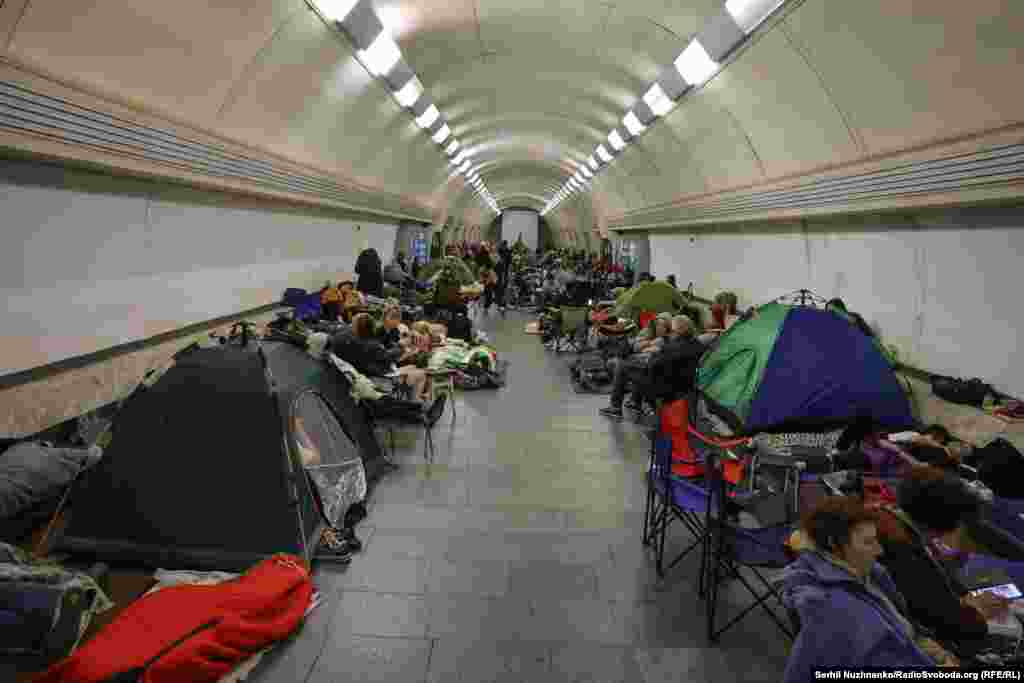 Kiyev sakinləri paytaxt metrosuna sığınıblar.