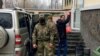 Еміль Курбедінов біля будівлі підконтрольного Росії Київського райсуду Сімферополя, 6 грудня 2018 року