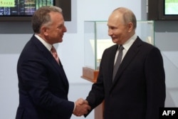 Під час зустрічі Стіва Віткоффа (ліворуч) і Володимира Путіна 11 квітня 2025 року