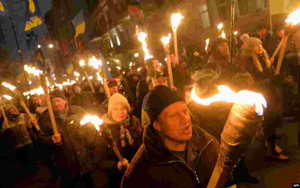 Прихильники ВО &laquo;Свобода&raquo; провели 1 січня у Києві смолоскипову ходу і мітинг з нагоди 105-ї річниці народження Степана Бандери