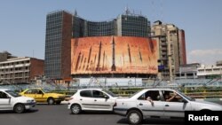 Антиизраильский рекламный щит с изображением иранских ракет на улице Тегерана